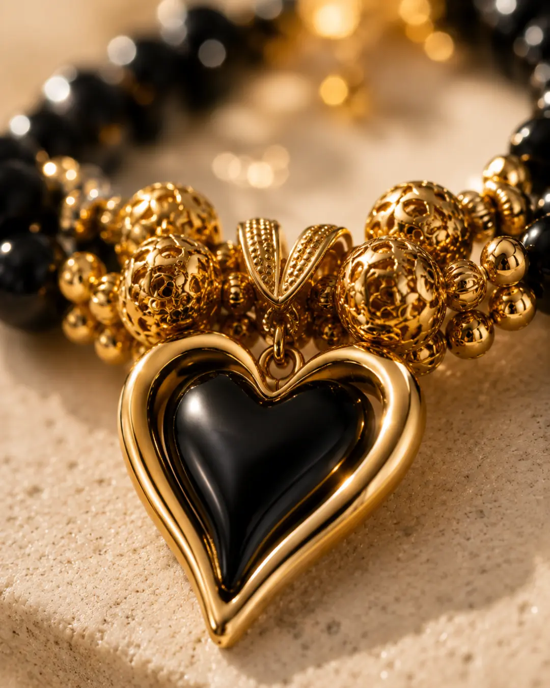 Macro de coração preto com acabamento dourado