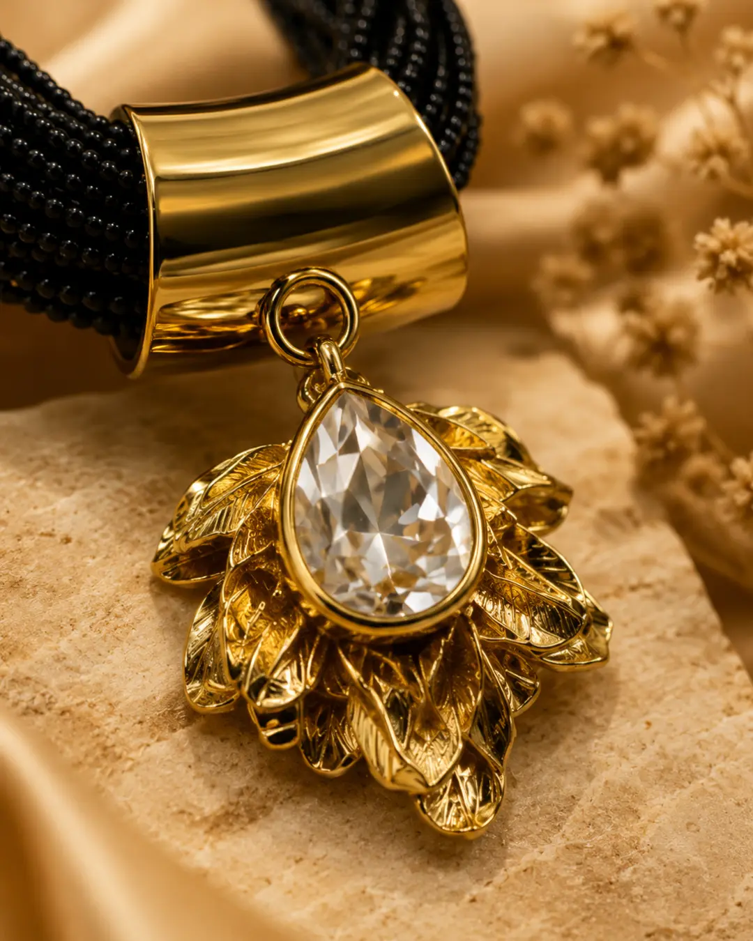 Macro de cristal e folhas douradas