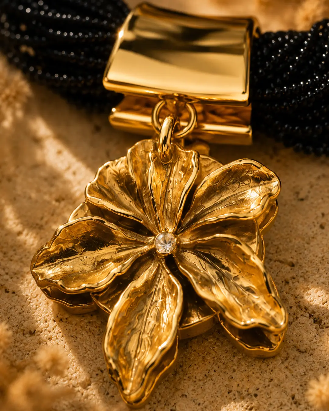 Macro de flor em metal dourado com verniz italiano
